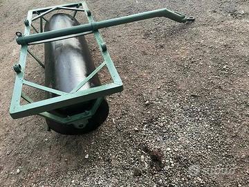 Rullo trainato da trattore e ranghinatore a nastro