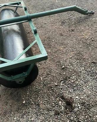 Rullo trainato da trattore e ranghinatore a nastro