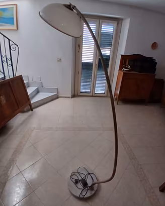 Lampada ad arco con base in marmo 