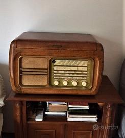 Radio in radica  con giradischi