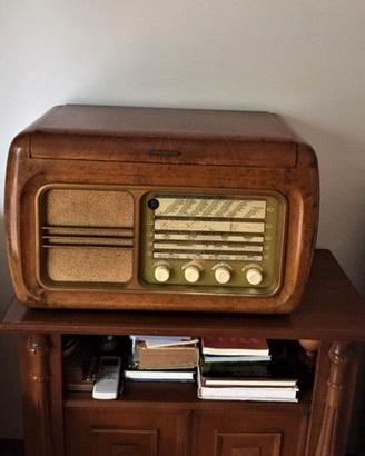 Radio in radica  con giradischi