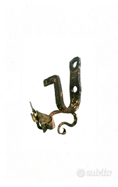 Un antico pezzo in ferro battuto, provenient