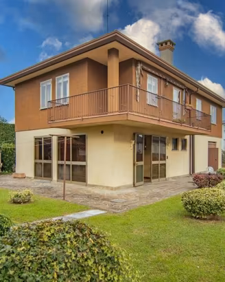 Casa indipendente di 230 m² con 5 locali e box aut