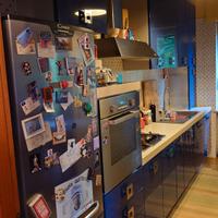 Cucina lineare Aran blu con elettrodomestici Candy