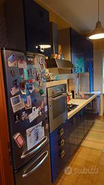 Cucina lineare Aran blu con elettrodomestici Candy