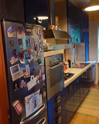 Cucina lineare Aran blu con elettrodomestici Candy
