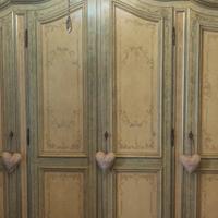 Armadio decorato in stile Veneziana.