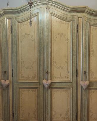 Armadio decorato in stile Veneziana.