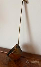 Mestolo in rame con lungo manico in ottone