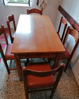Tavolo in legno con 6 sedie