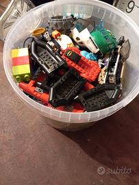 circa 2 kg di mattoncini della LEGO 