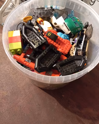 circa 2 kg di mattoncini della LEGO 