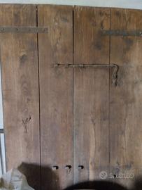 Quattro porte in legno massiccio