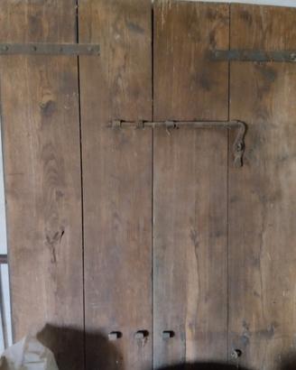 Quattro porte in legno massiccio