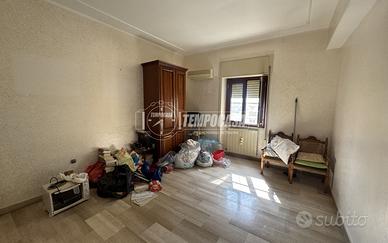 Luminoso trivani in Via Gelone con cantina e posto