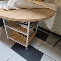 tavolo rotondo e due poltroncine