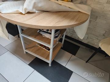 tavolo rotondo e due poltroncine