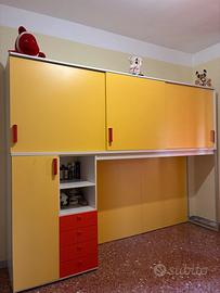 Armadio a ponte con ante scorrevoli e cassetti