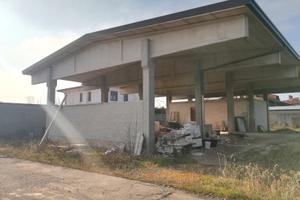 Capannone ad uso magazzino con terreno