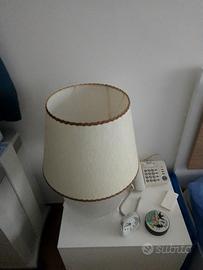 Lampada da tavolo o comodino con paralume