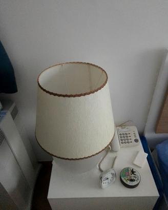 Lampada da tavolo o comodino con paralume