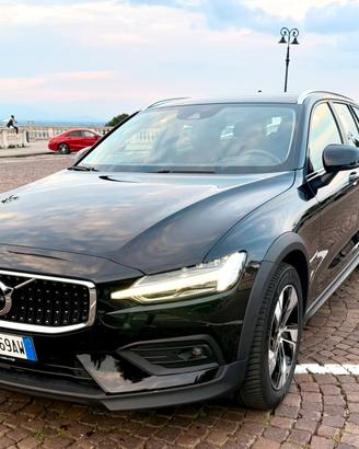 Volvo V60 Cross Country B4 2021