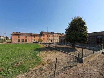 Villa di 751 m² con più di 5 locali a Luzzara
