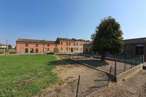 Villa di 751 m² con più di 5 locali a Luzzara