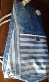 Comoda borsa a sacca.