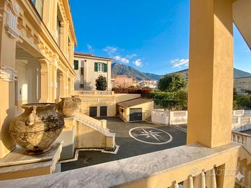 Prestigioso duplex in Villa d'epoca con garage