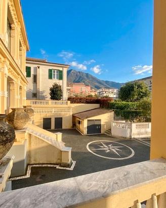 Prestigioso duplex in Villa d'epoca con garage