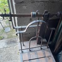 bilancia antica e macina uva