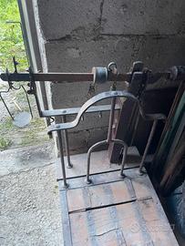 bilancia antica e macina uva