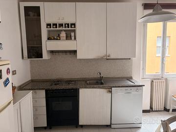 cucina con ripiano in marmo