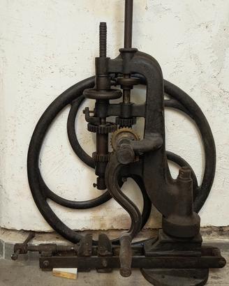 Trapano a colonna manuale fine '800 con volano in 