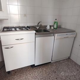 Cucina componibile con lavastoviglie funzionante