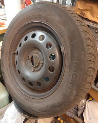  gomme invernali su cerchi in ferro con valvo