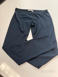 Leggings 3/4 blu tessuto elasticizzato morbido.