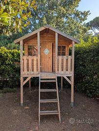 Casetta in legno rialzata con palafitta