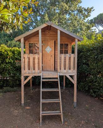 Casetta in legno rialzata con palafitta