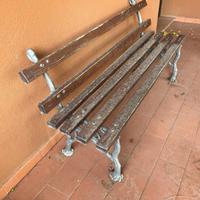 Panca in legno con struttura in ghisa