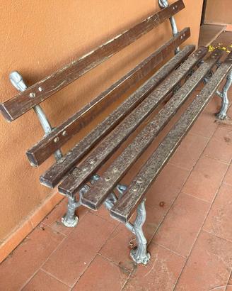 Panca in legno con struttura in ghisa