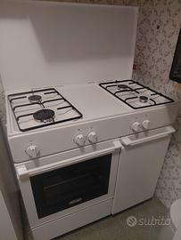 Cucina in legno con lavello e gas
