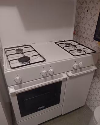 Cucina in legno con lavello e gas