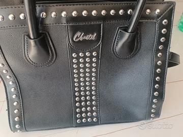 Borsa da donna nera con borchie argentate