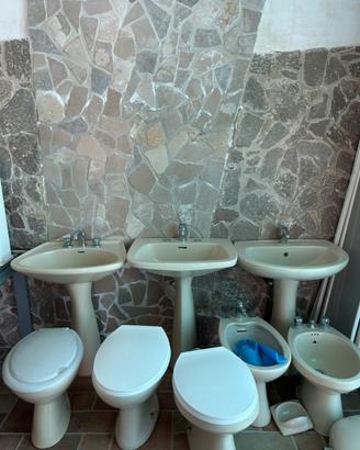 Sanitari: lavandino, bidet, water, sciaquone