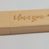 Chiavetta USB 64GB in legno incisa "I LOVE YOU"