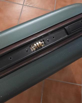 Valigia Rigida Leggera 50x45x20 - Ideale per Viagg