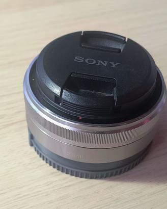Obiettivo 16mm per mirrorless Sony