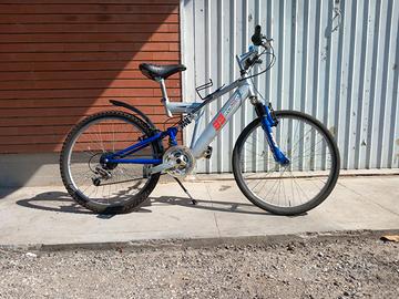 Mountain Bike per ragazzo da 24" ammortizzata